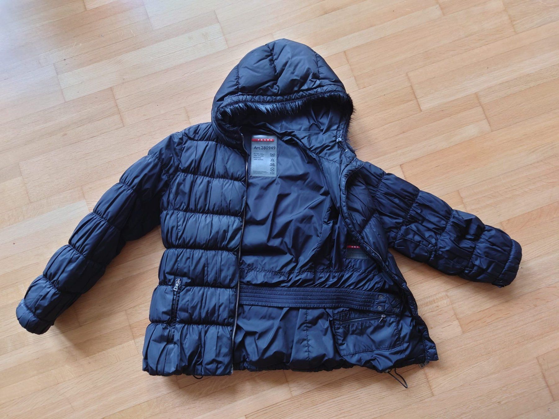 Prada Giacche: Prada Daunenjacke mit Kapuze – Usato da Uitikon Waldegg venduto da Nigra_Rica