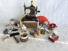 Antike Kindernähmaschine mit reichhaltigem seltenen Zubehör