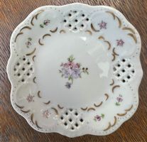 Kleiner Porzellanteller handbemalt mit Blumen und Gold
