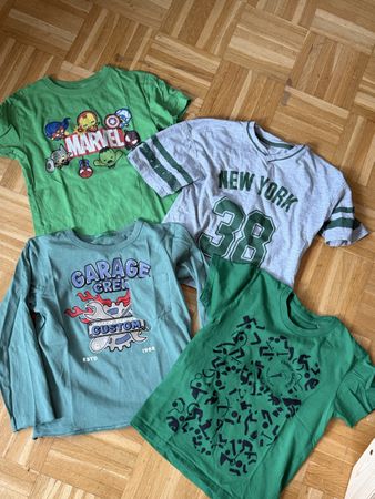 Lot de 4 t-shirts pour garcons etat acceptable taille 110