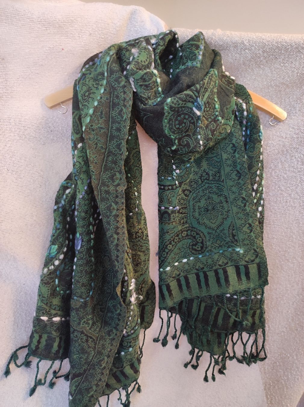 Foulard & Sciarpe: Schal warm mit Stickerei – Usato da Arni AG venduto da Rosen11 1