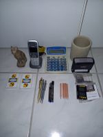 Büro- und Schreibutensilien-Set: Telefon, Taschenrechner, 