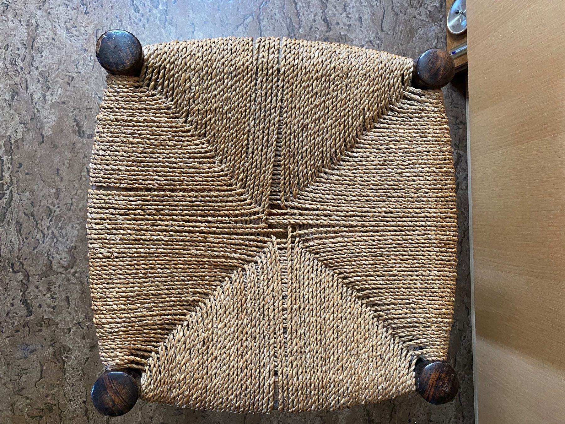 Sgabelli: Antiker Hocker mit originaler Bespannung, sehr bequem. – Usato da Stein AR venduto da claire009 2
