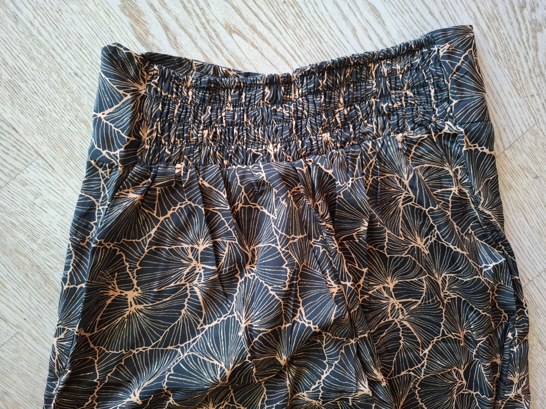 Pantaloni: Weite, fliessende Hose mit Seide. Gr. S – Nuovo (secondo la descrizione) da Wolhusen venduto da Pindha05 1
