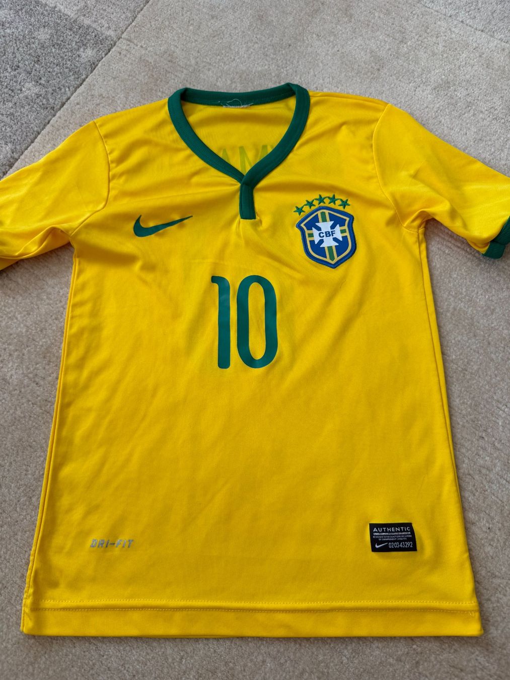 Nike Scarpe, pantaloni & magliette da ginnastica: Maillot foot Neymar 128cm – Usato da Chambésy venduto da mariuselus