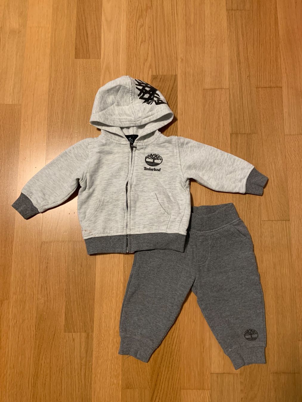 Completi: Timberland Baby Jogginganzug, Grösse 12m – Usato da Zürich venduto da bur_6jq9