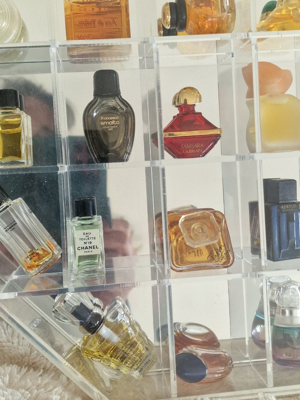 Profumi & Eau de Toilette: vitrine miroir avec porte plexiglas avec parfum – Usato da versoix venduto da 928 2