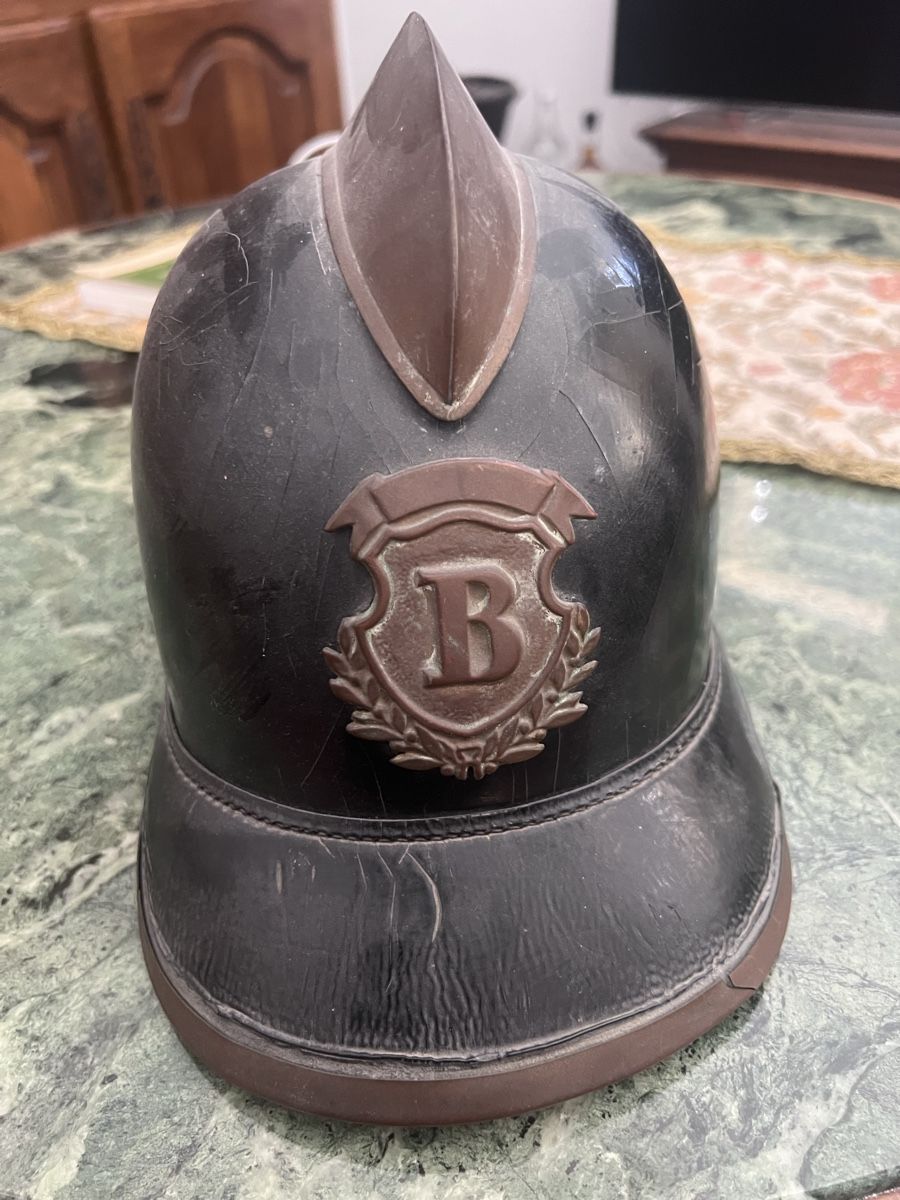 Schweizer Armee Pompieri: Feuerwehrhelm Leder mit Wappenschild B – Usato da Schwanden i/E venduto da Renndino
