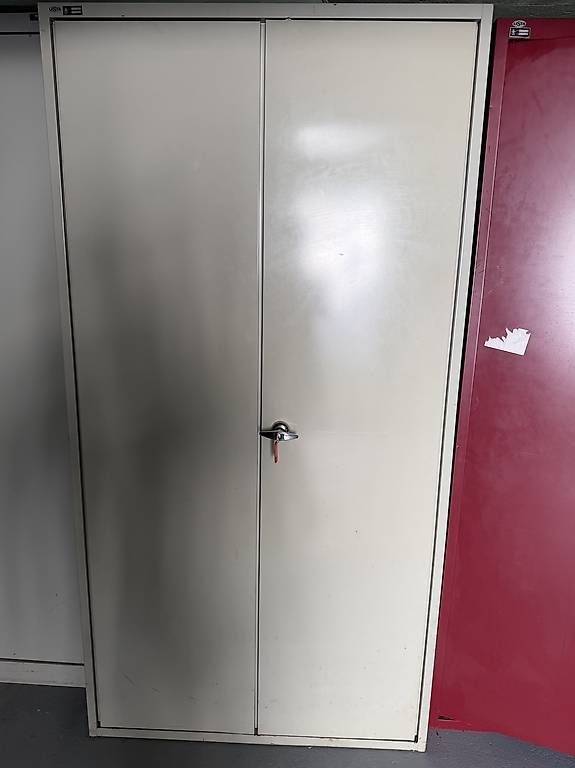 Schränke: Metallic cabinet – Gebraucht aus Pfäffikon SZ von lar_wl22