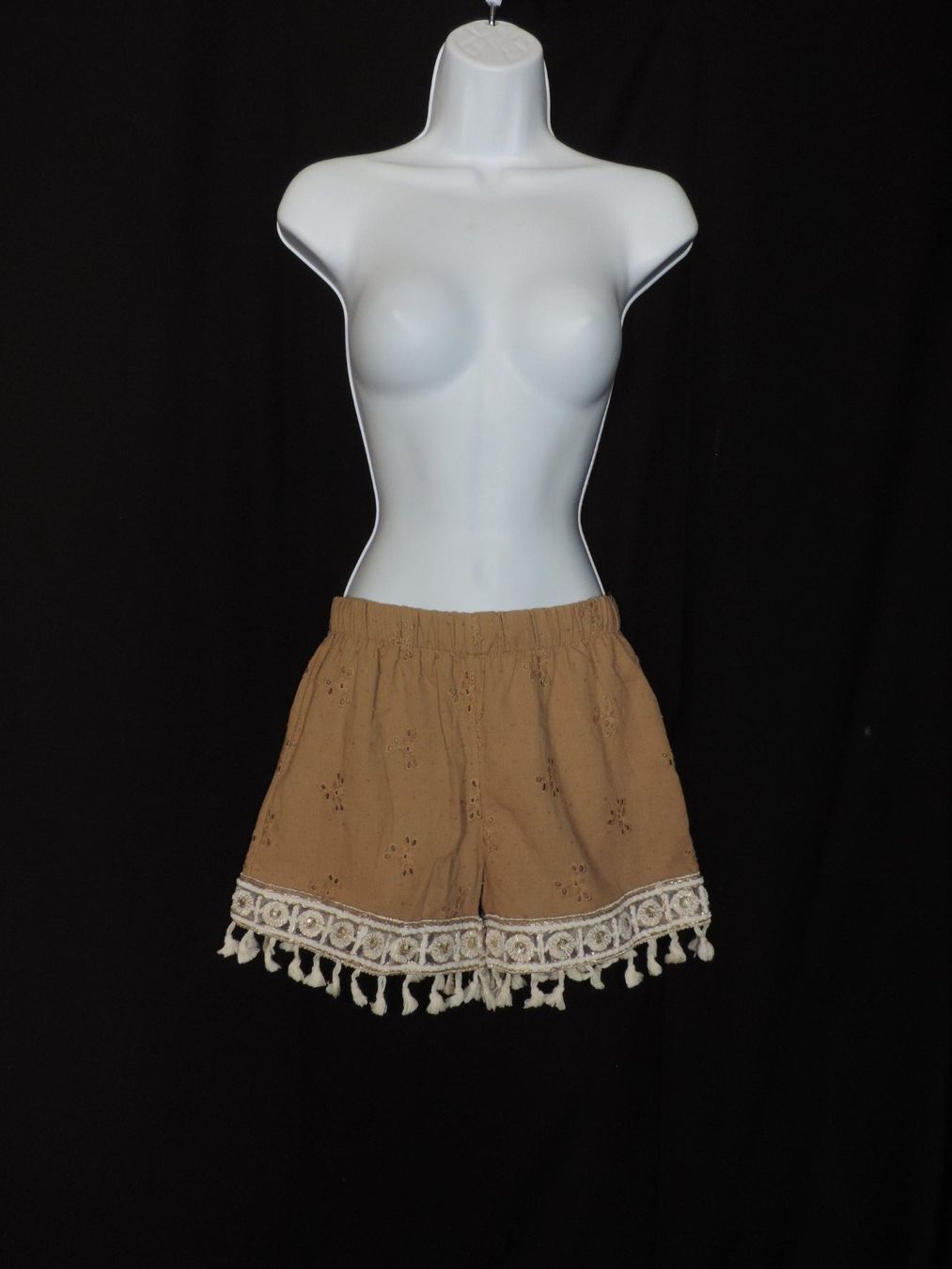 Pantalons: short beige avec dorure – D'occasion à Genève par Axelle333 1
