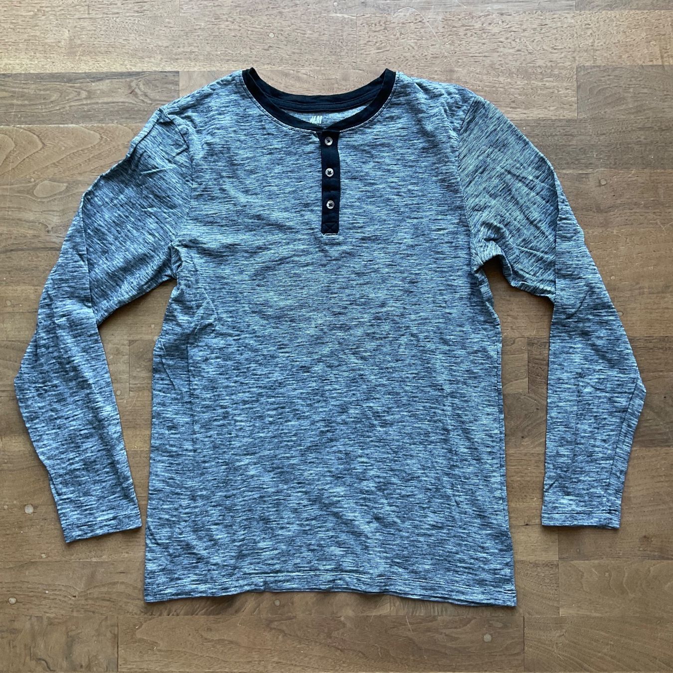H&M Kleiderpakete & -sets: Sweatshirt-Paket, Knopf, H&M, Gr. 170 – Gebraucht aus Wattwil von Marlan3 1
