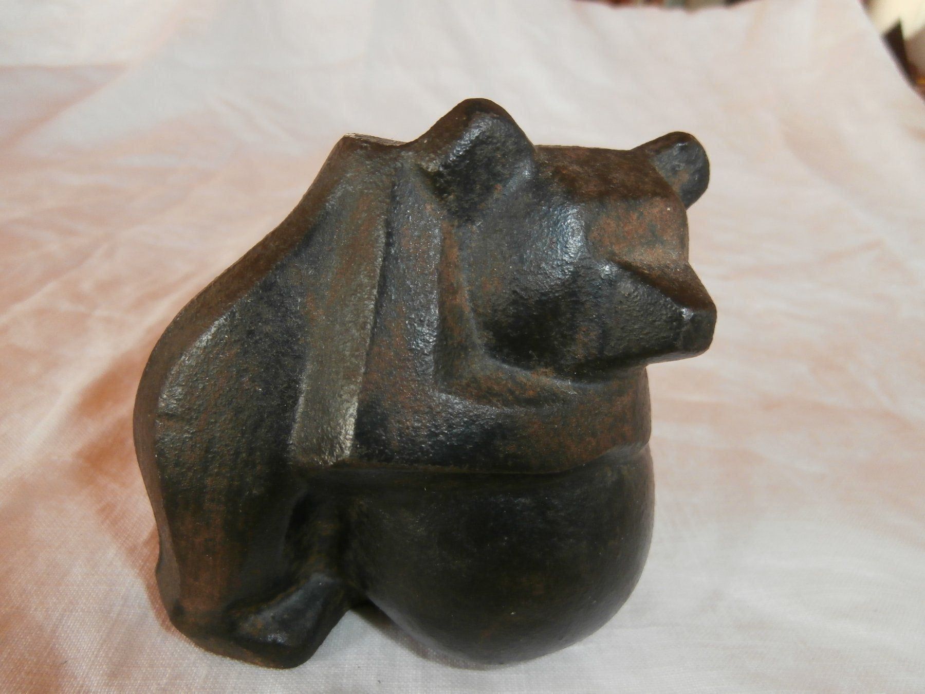 Figuren: Kleiner Zent Gusseisenbär sinnierend auf Kugel – Gebraucht aus Rüschegg-Heubach von Ofen111