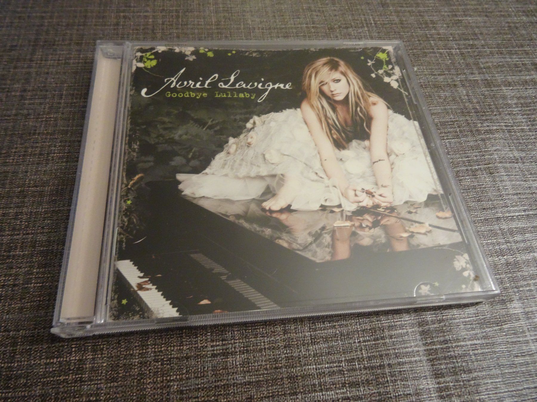 CD: Avril Lavigne - Goodbye Lullaby CD – Usato da Olten venduto da Disc-Ausverkauf