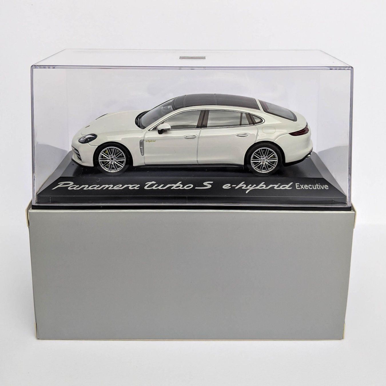 Herpa Modellini d'auto: Porsche Panamera turbo S e-hybrid Ex. – Nuovo e nell'imballaggio originale da Flawil venduto da Imperiosud