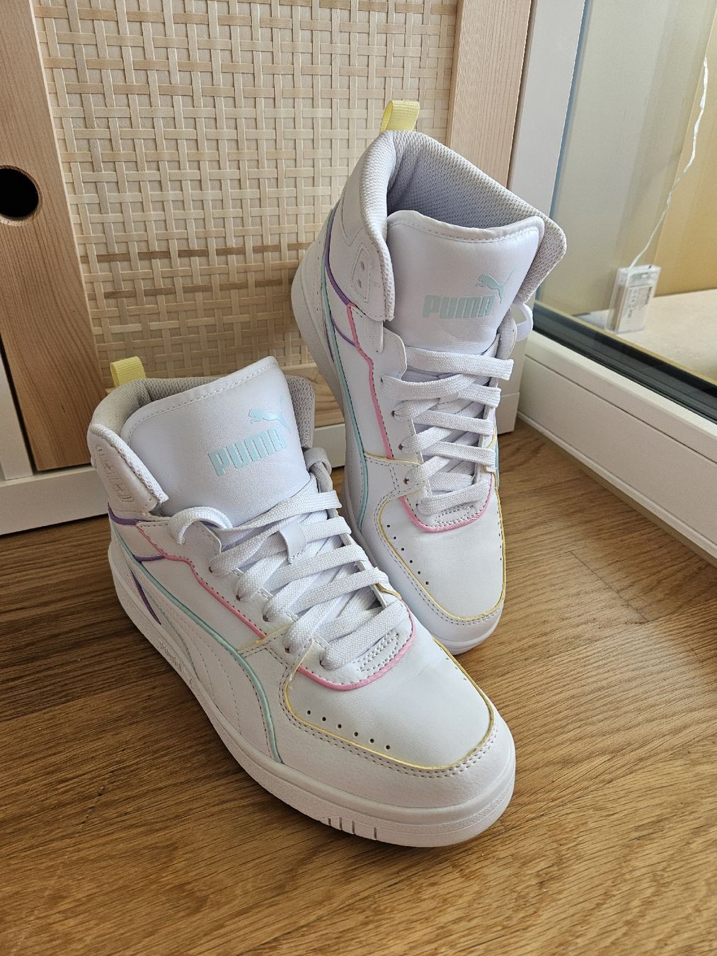 Puma Scarpe da donna: Baskets Puma blanches avec liserais mutilicolors, taille 38 – Nuovo (secondo la descrizione) da Morges venduto da Mlle_Croft_91 1