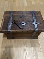 Truhe mit Schlosser und Schlüssel Holzkiste