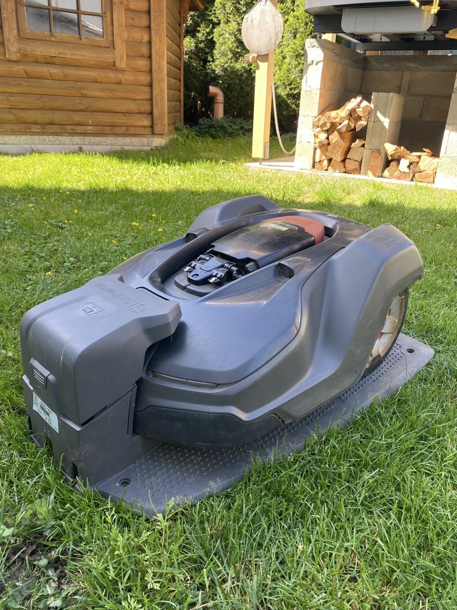 Husqvarna Tagliaerba: Robot tondeuse Husqvarna Automower 330X – Usato da la chaux de fonds venduto da Britchon1 1