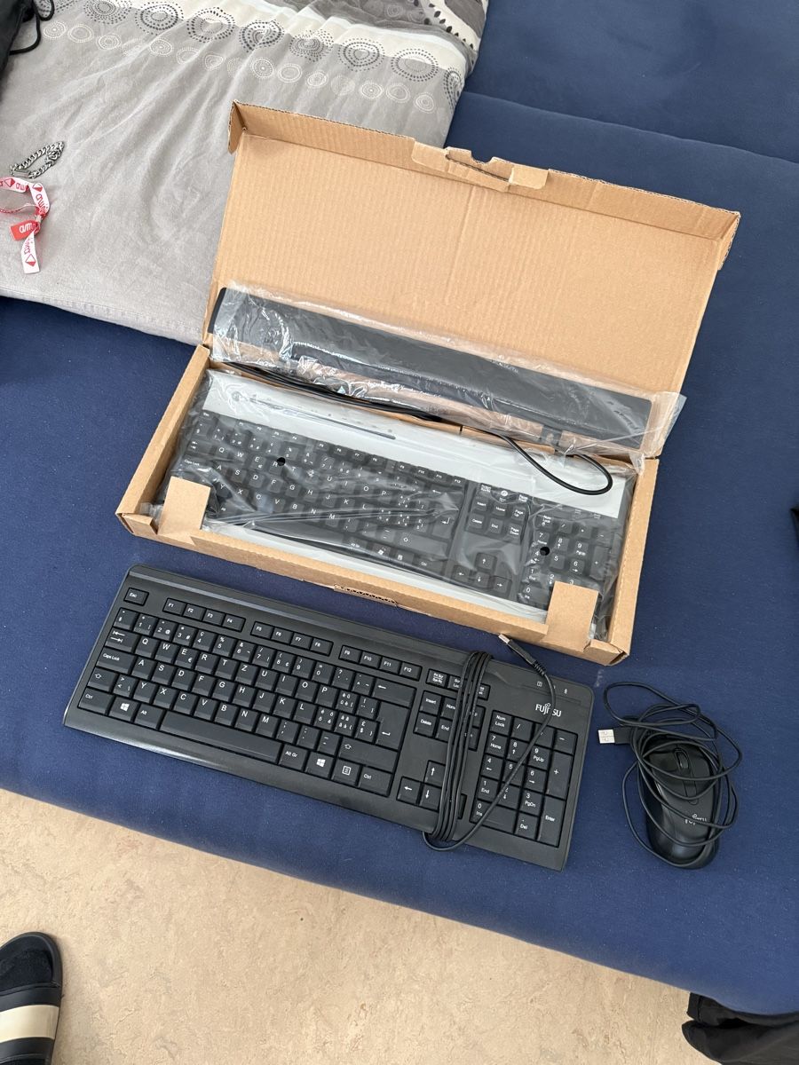 Fujitsu Tastiere: 2x Tastatur plus 1 Maus – Usato da Kriens venduto da Ceer25