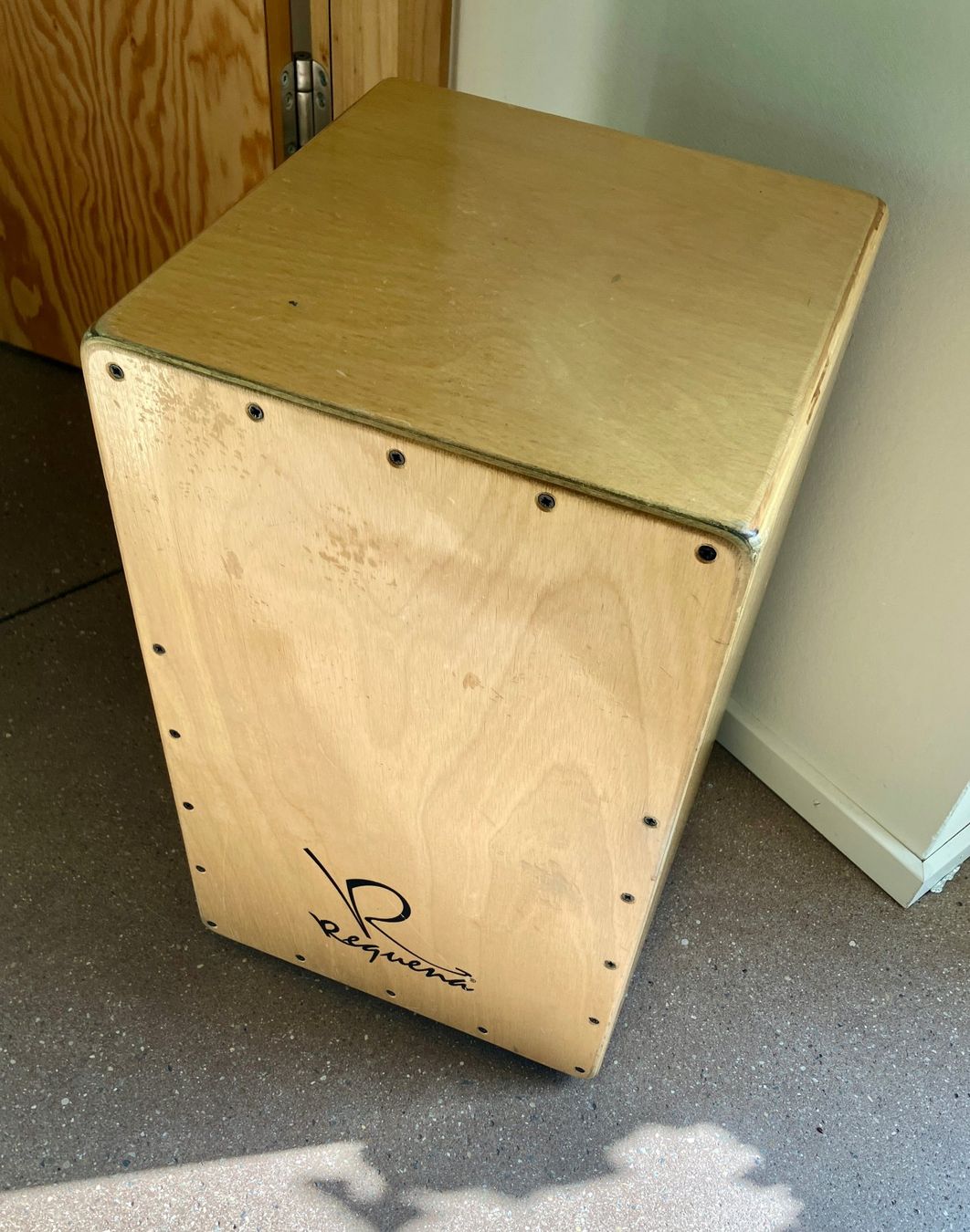 Strumenti musicali: Cajon der Marke REQUENA – Usato da Wettingen venduto da Chancletero 1