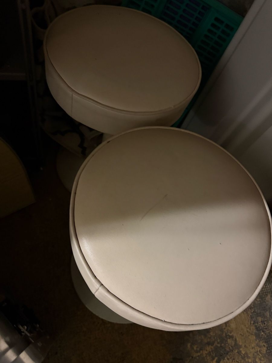 Sgabelli: 2er Set Vintage hocker / chauchhocker, Creme -Top! – Usato da BASEL venduto da zum_schneugge 1