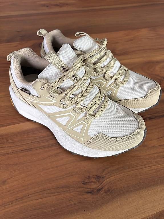 Damenschuhe: Sneaker hell 36 – Gebraucht aus Widnau von agogos