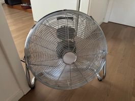 Ventilateur de sol chromé — style industriel, grande puissan