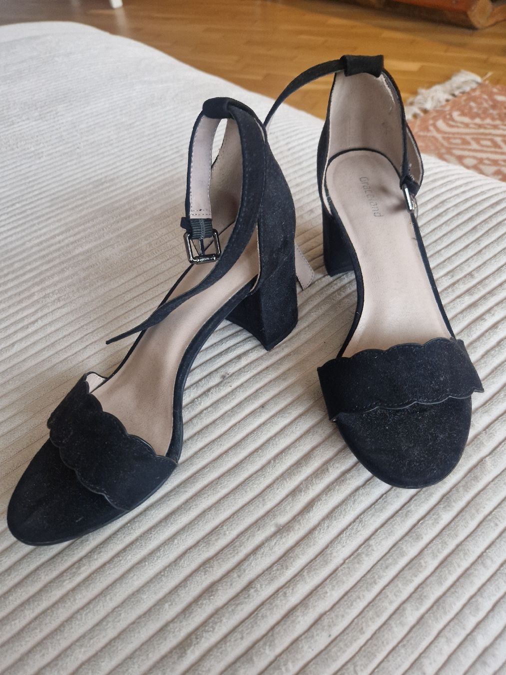 Scarpe da donna: Schwarze Sandaletten, Grösse 38 – Usato da Buttwil venduto da SabrinaA03