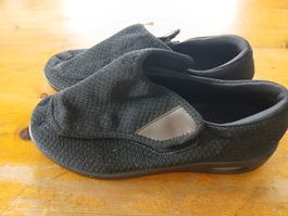 1 paire de souliers noires.Neuves.Grandeur 42