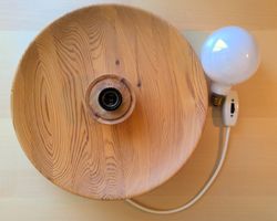 Runde Wandleuchte aus Holz mit Schalter und Glühbirne