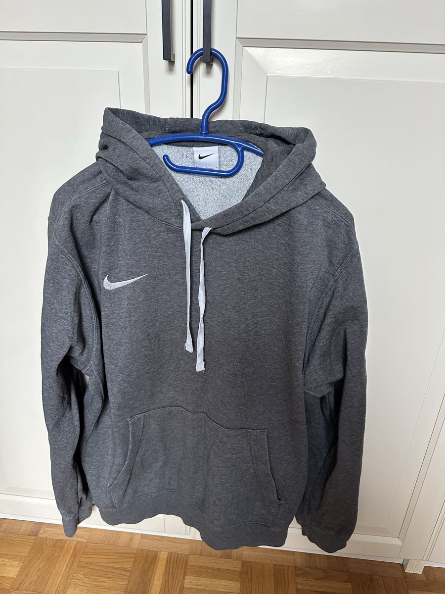 Nike Pullover & Sweatshirts: Sweat à capuche Nike – Gebraucht aus Savagnier von Pivovar2