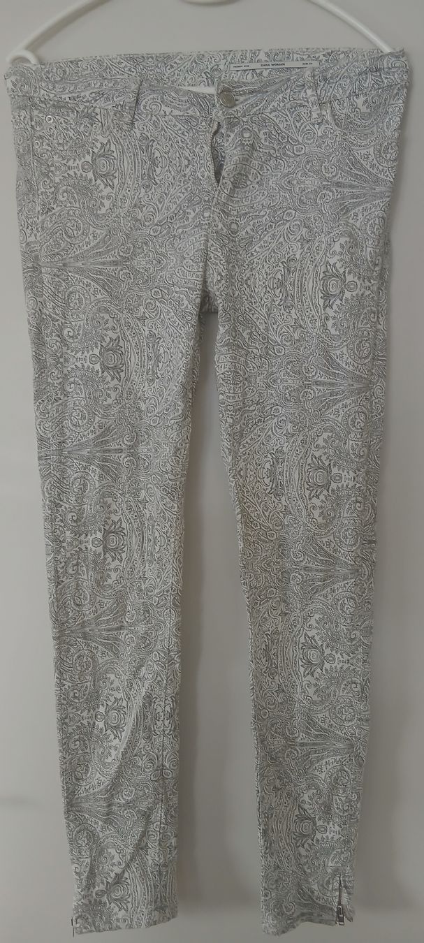 Zara Pantaloni: Zara Woman Slim Fit Patterned Pants - Size 36 – Usato da Watt venduto da Tomaf
