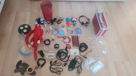 Set aus Deko-Objekten, Ladegeräten, Kabeln, Handytaschen, ..