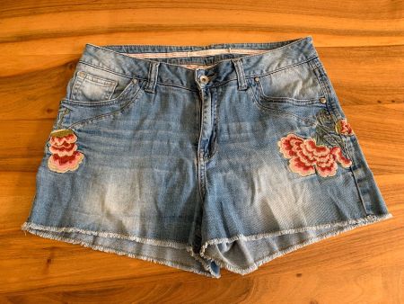 NILE Atelier mega coole Jeans Shorts Gr. M Stickerei Blüten