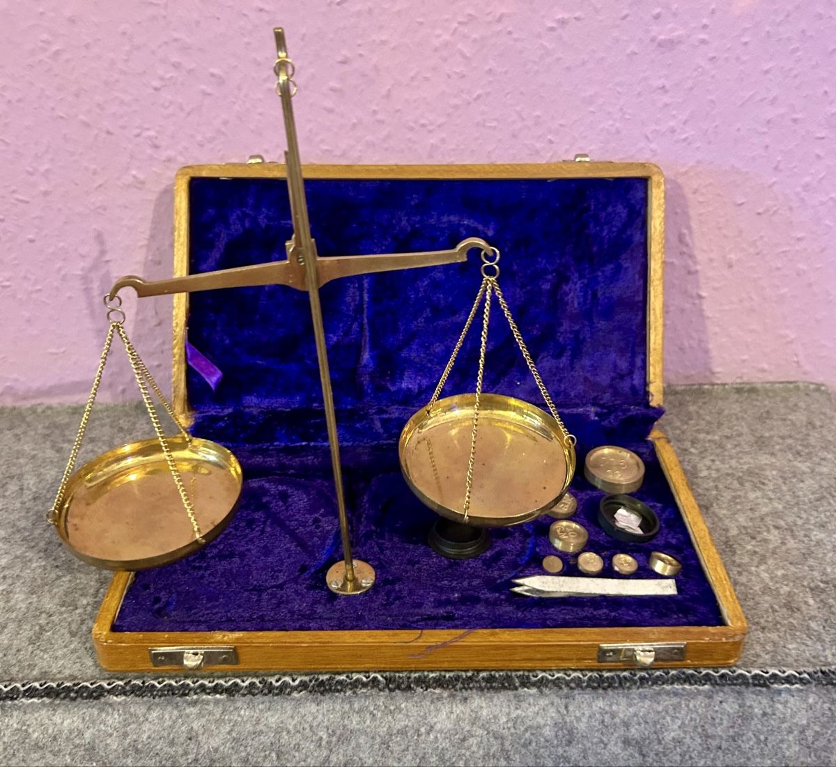 Accessori da laboratorio: Balance de précision ancienne avec poids - Collection – Usato da Petit-Lancy venduto da Pierre_le_voyageur