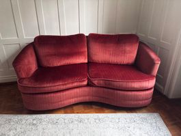 Vintage Sofa, geschwungen, Stoffbezug Samt rot, 155x100 cm