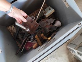 diverse alte Schlösser und Türgriffe