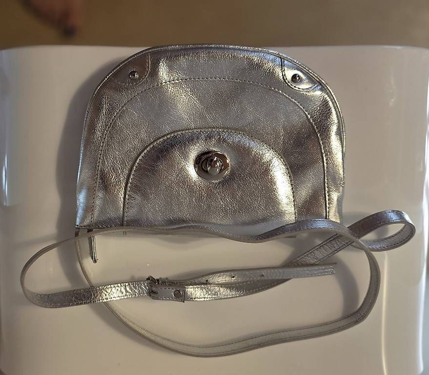Borse da donna: Globus, kleine Ledertasche in Silber – Usato da Wolfhausen venduto da LoukAudio