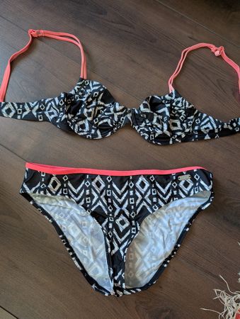 Bikini Gr. 40 schwarz/weiss Muster, mit pinken Trägern