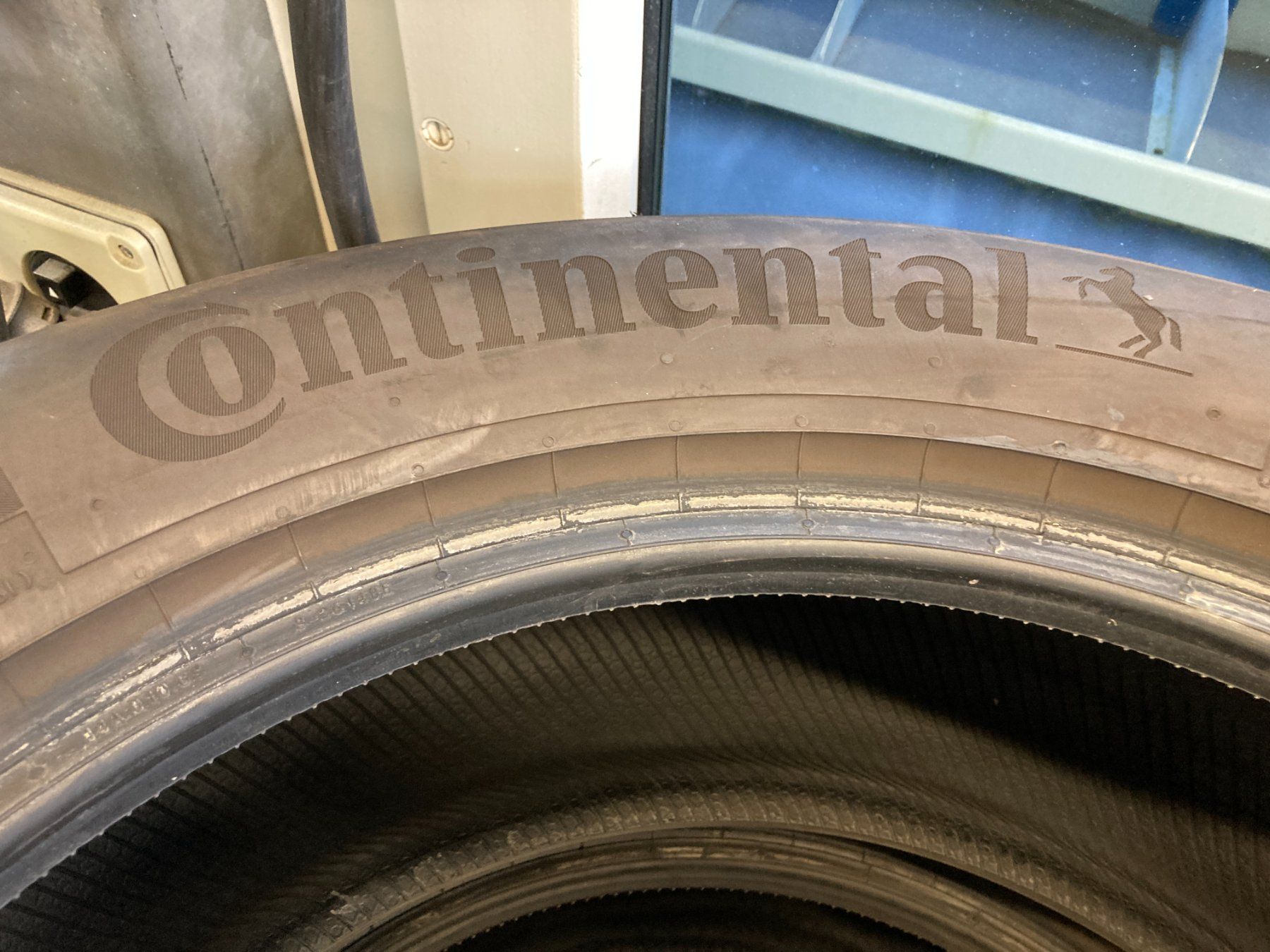 Continental Pneumatici & Ruote complete: Winterpneu 235/60R18 Continental – Usato da Cham venduto da WB2223 3