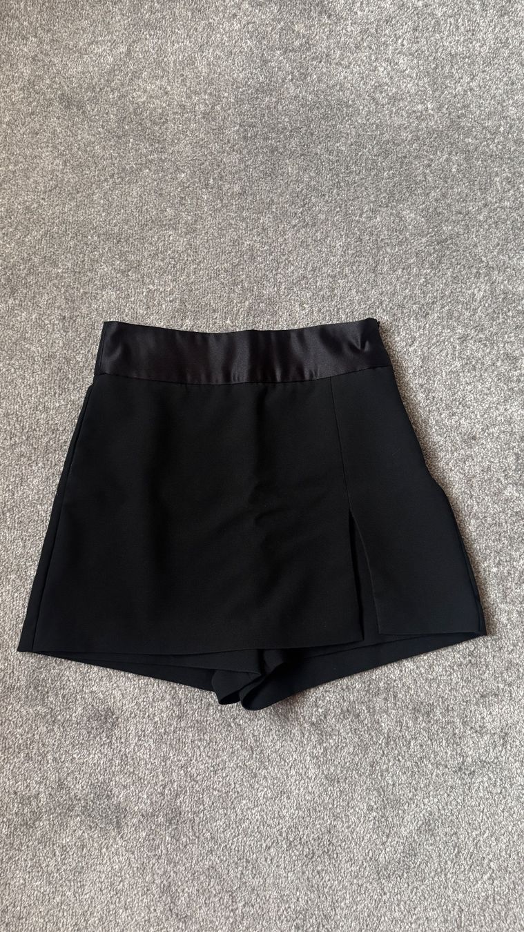 Zara Pantaloni: Shorts Skort Zara schwarz Grösse S – Usato da Kriessern venduto da loolah