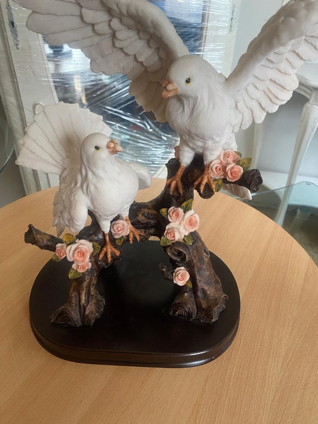Figuren: Figur mit 2 Tauben, weiss auf Ast mit Blümchen – Gebraucht aus Dietikon von Wildtransporte