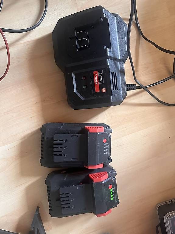 Batterie: Ayce Click & Work 2 Akkus + Ladegerät – Usato da Uttigen venduto da PumpDeals.ch 1