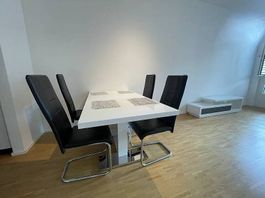 Praktischer Esstisch, grössenverstellbar, inkl. 4 Stühle