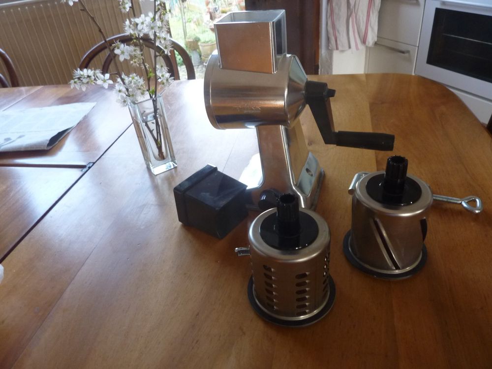 Zyliss Reibe mit 3 versch. Raffeln Made in Switzerland Kaufen auf Ricardo