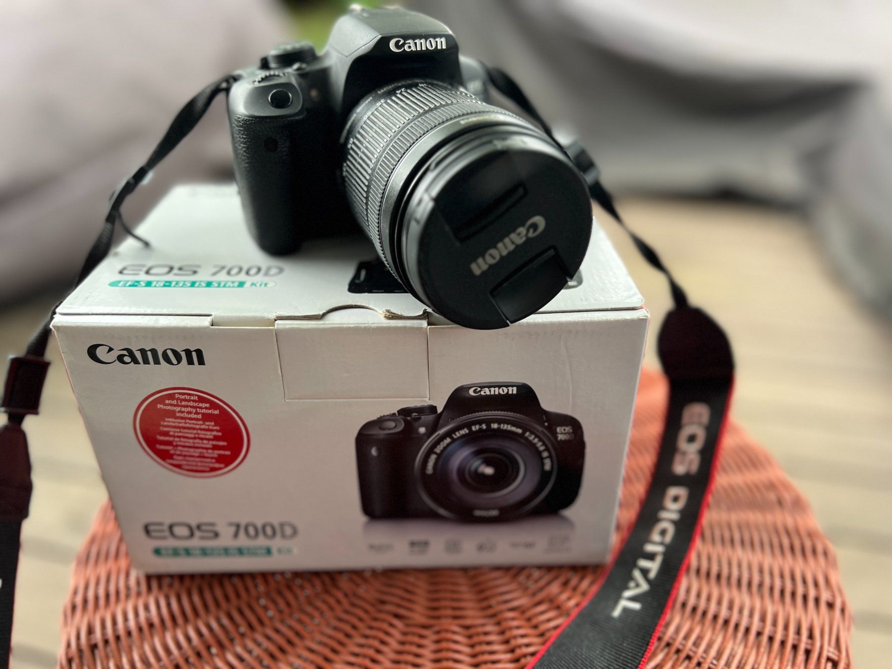 Canon Fotocamera: Canon EOS 700D mit Objektiv 18-135mm + Ladegrät – Usato da Wallisellen venduto da Val1990