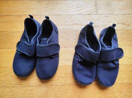 2 paires de pantoufles bleues – tailles 33 et 34 – peu porté