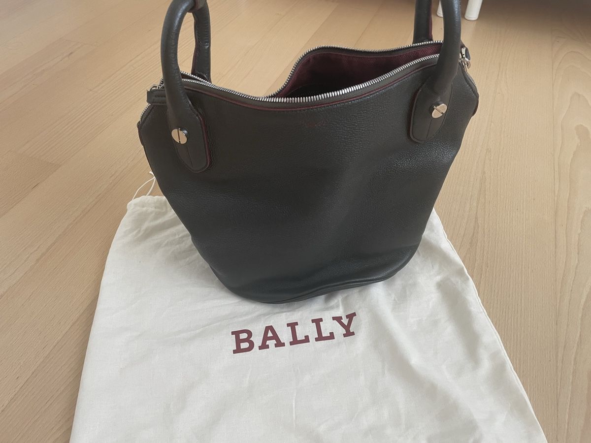 Bally Borse da donna: Chic Bally Leather Bucket Bag - Timeless Classic! – Usato da Bonstetten venduto da Aleksa75