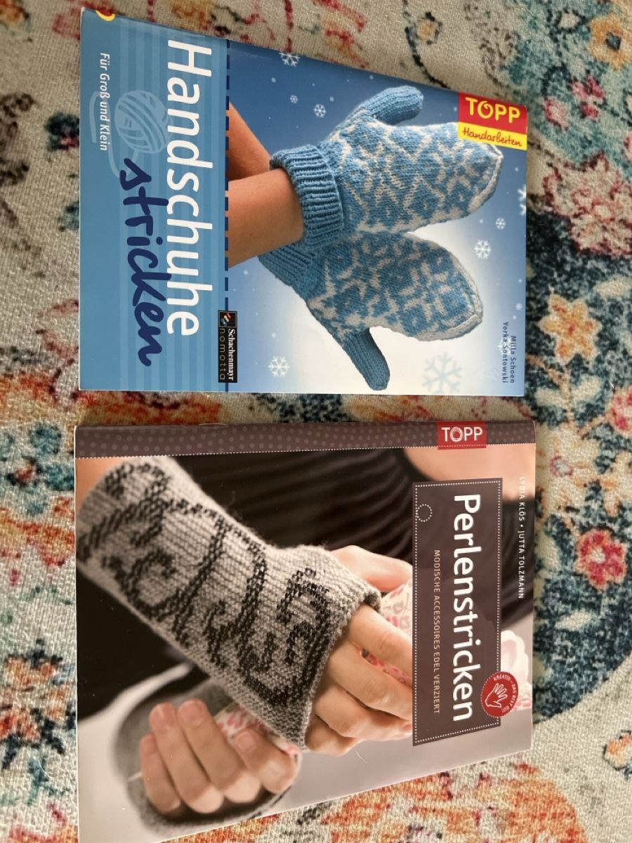 Libri: 2 Strickbücher TOPP Handschuhe und Perlenstricken set – Nuovo (secondo la descrizione) da Wil SG venduto da mia2016