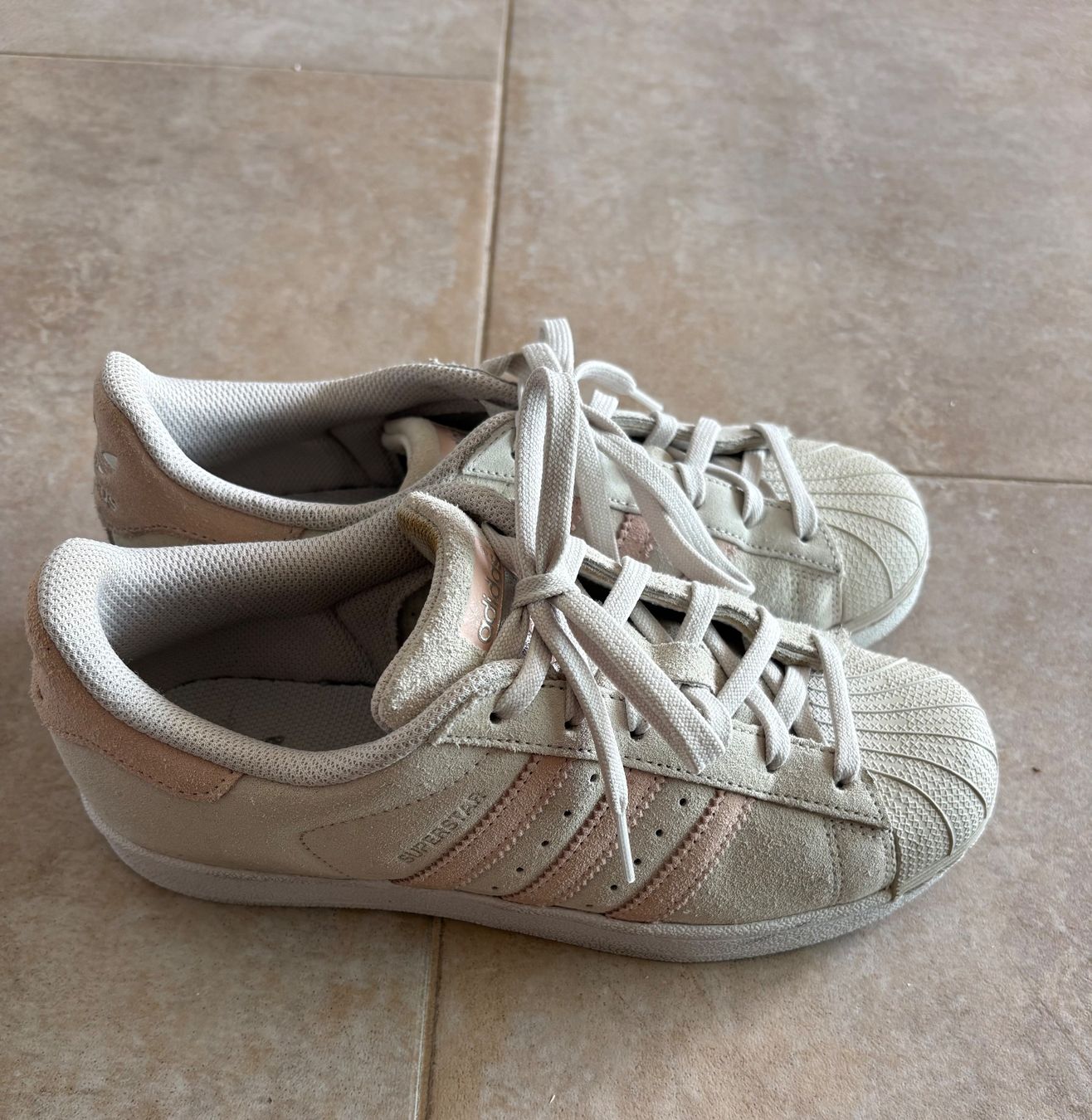 Adidas Scarpe da uomo: Adidas Superstar Gr. 38 2/3, Wildleder, beige mit rosa – Usato da Baden venduto da est_92cz