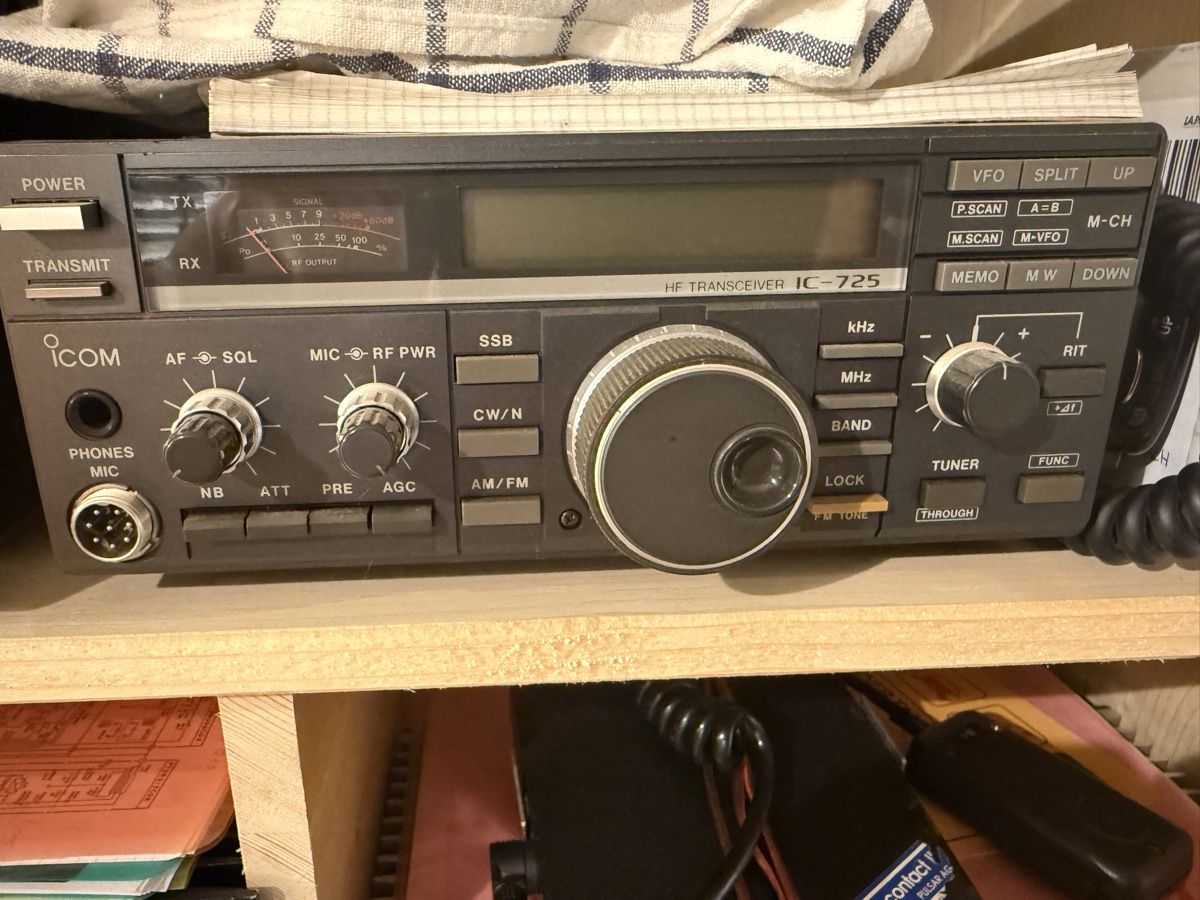 Icom Radiocomunicazione: Icom IC 725 – Usato da Lützelflüh-Goldbach venduto da Wurschdsalat